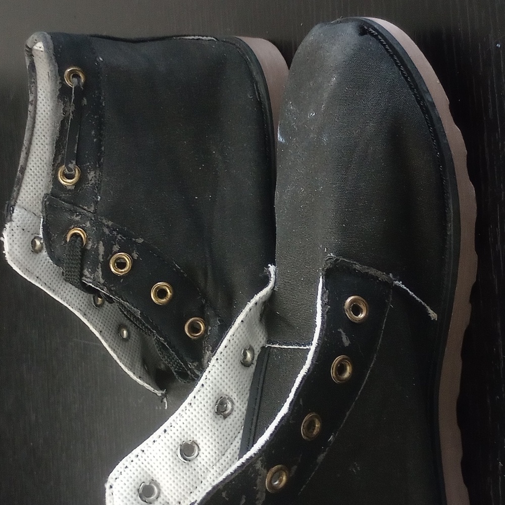Black boots C. Wonder